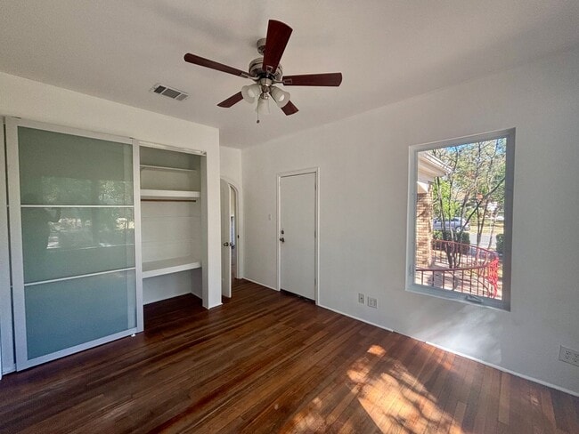 Building Photo - Hemphill Park Gem! 4 Bed/2.5 Bath - Availa...