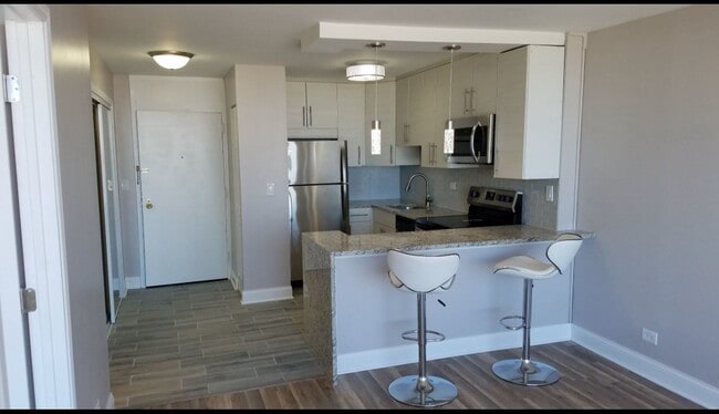 Building Photo - 5455 N Sheridan Rd