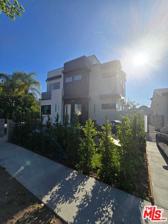 Building Photo - 5929 Hesperia Ave