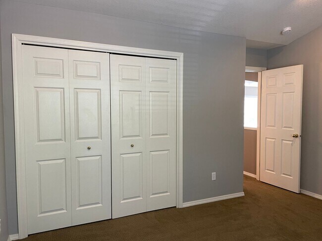 Building Photo - Beautiful and Well Maintained 2 Bed and 2....
