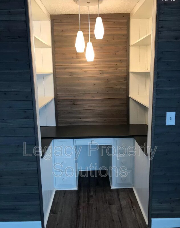 Building Photo - 808 W Sweet Ave