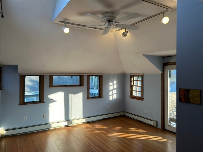 Building Photo - 407 Main St