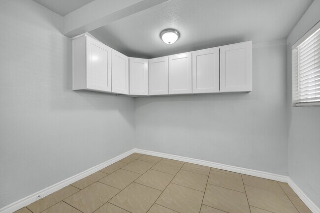 Building Photo - 2221 Santa Clara Dr