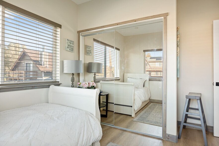 Building Photo - 1215 Valley View Dr