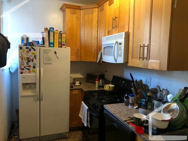 Building Photo - 4bed-1.5bath Egmont St. Apartment with Heat/Hot Water Included!