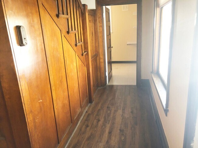 Building Photo - 6-Bedroom, 2-Bath Home Just A Few Blocks From Downtown