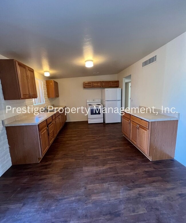 Building Photo - 4bd/2ba Southeast home with HUGE Backyard