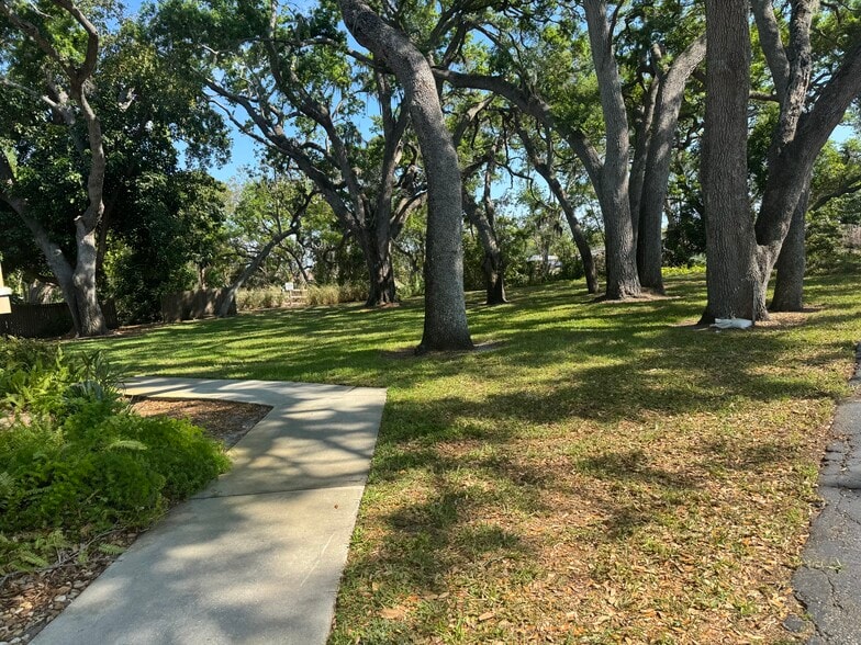 Building Photo - 4035 S School Ave