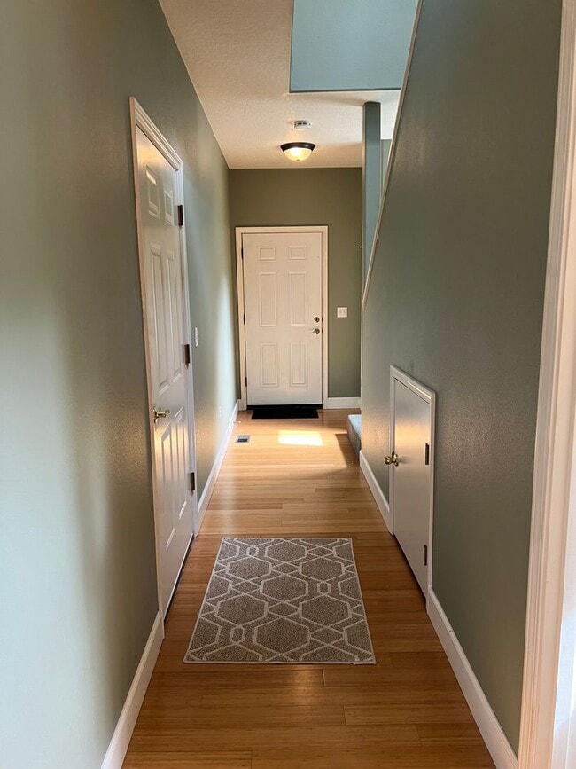 Building Photo - 2 Bed, 2 1/2 Bath townhome close to the Ri...