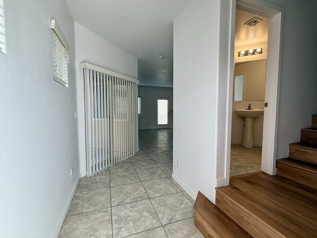 Building Photo - 4 BED, 2.5 BATH, 2 CAR-GARAGE, TWO-STORY, SINGLE FAMILY HOME FOR