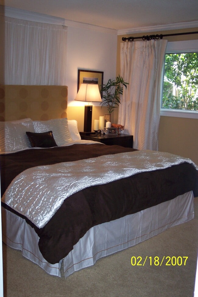 Spacious Bedroom - 960 Larrabee St