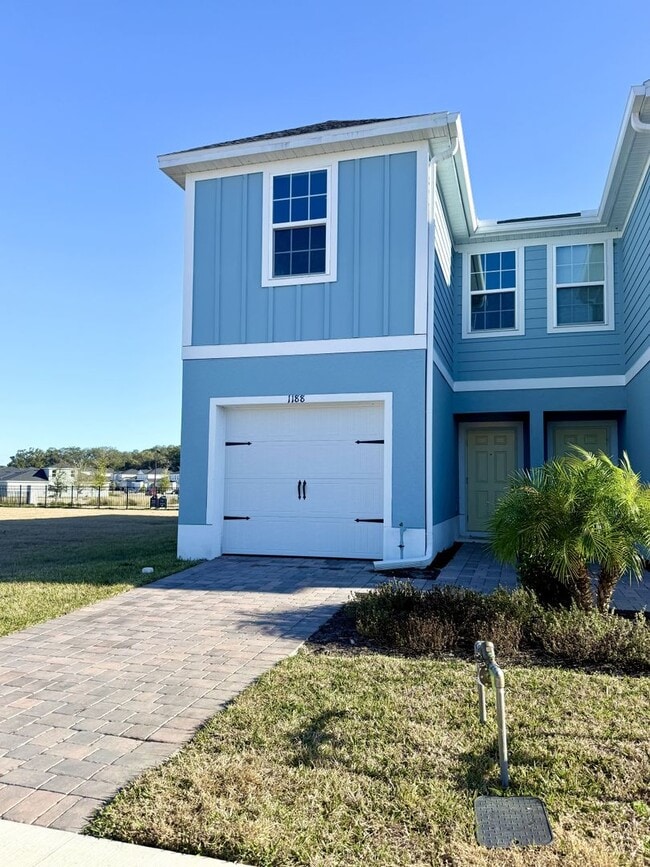 Building Photo - Fresh & modern-living in this 3Bedrooms/2.5Bath end-unit Lady Lake townhome!