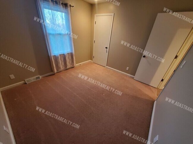 Building Photo - Beautiful Hard to Find Duplex in Olathe No...