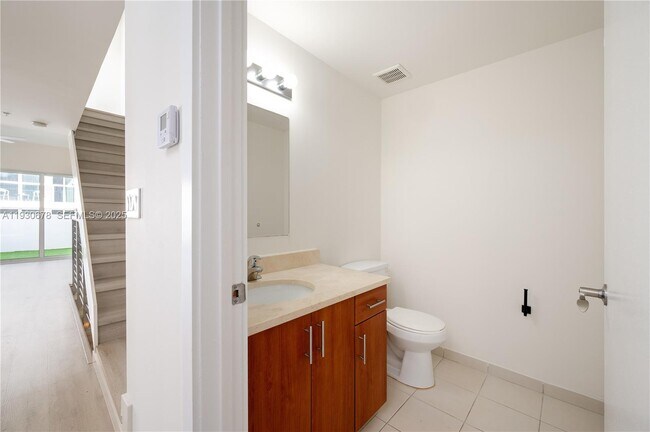 Building Photo - 1712 SW 2nd Ave