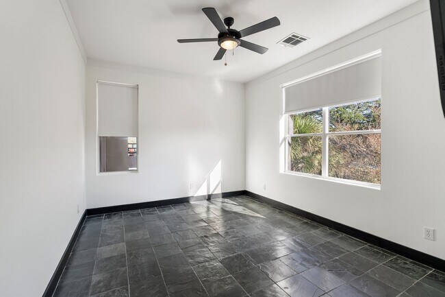 Building Photo - 162 Vieux Carre Dr