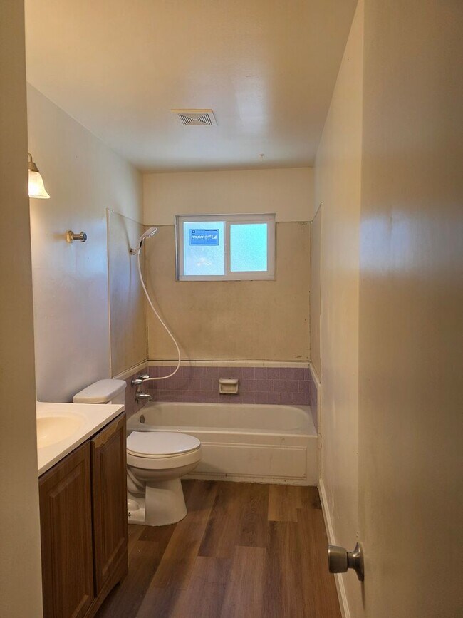 Building Photo - 3 Bedroom 2 Bath