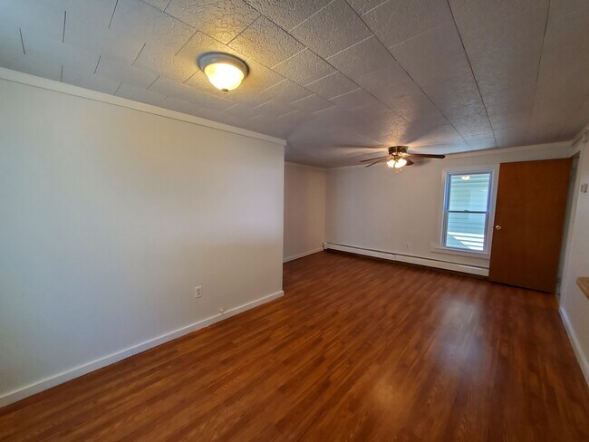 Building Photo - 584 Colbert Ave