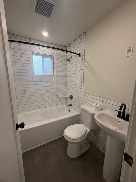 Building Photo - 2829 Manor Dr