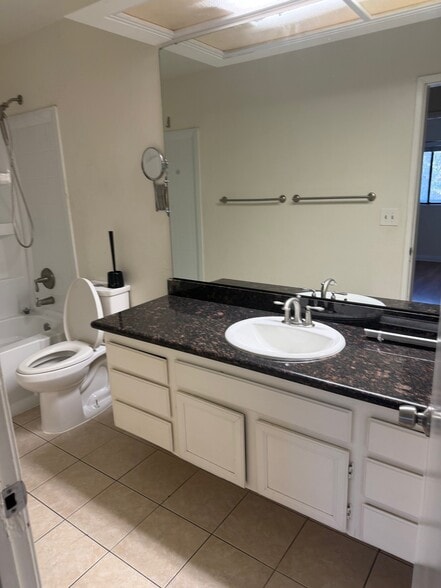 Building Photo - 4500 Villas Dr