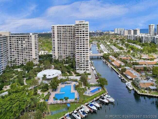 Building Photo - 2500 Parkview Dr