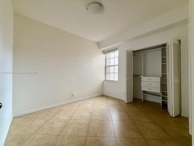 Building Photo - 8658 Vía Reale