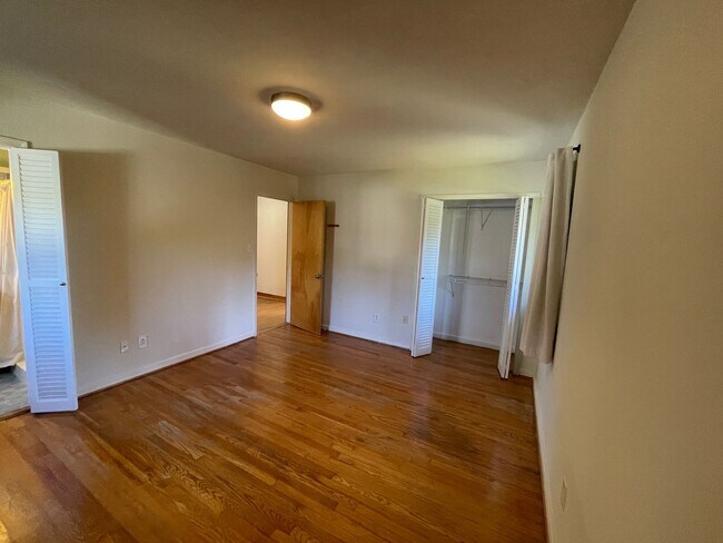 Building Photo - Split Level Home near Willow Lawn