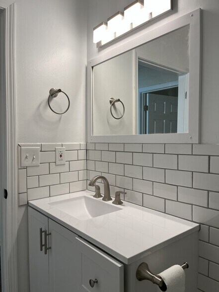 Building Photo - 728 Pointe Ct