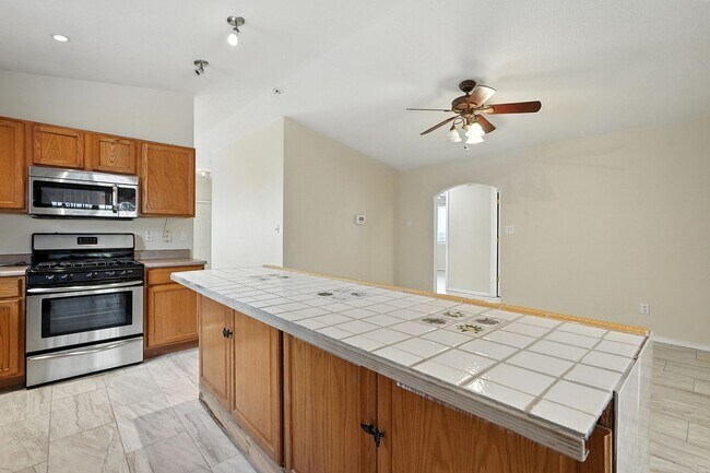 Building Photo - For Rent | 3 Bed / 2 Bath | 2 Car Garage |...