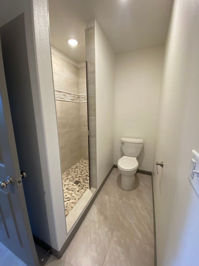 Building Photo - **SPRING SPECIAL- $400 off first months rent**  3 Bedroom Duplex in Veneta