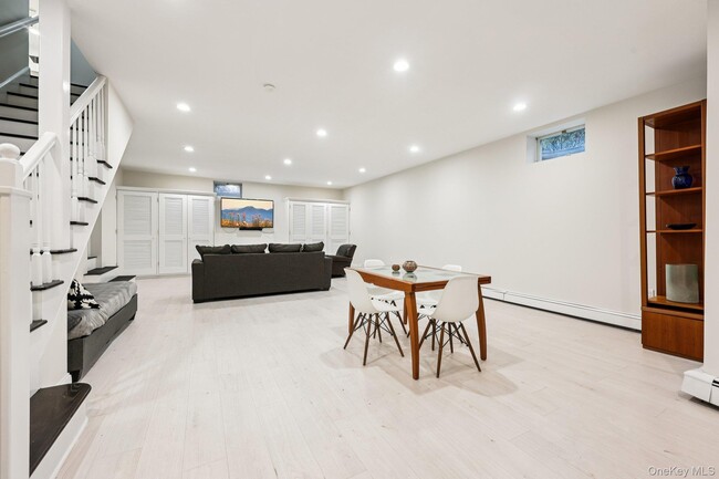 Building Photo - 6 Carol Ln