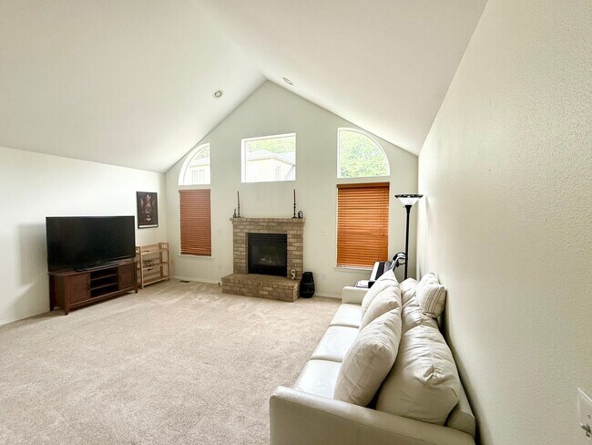 Building Photo - Must-see house in Poulsbo Forest Rock Hill...