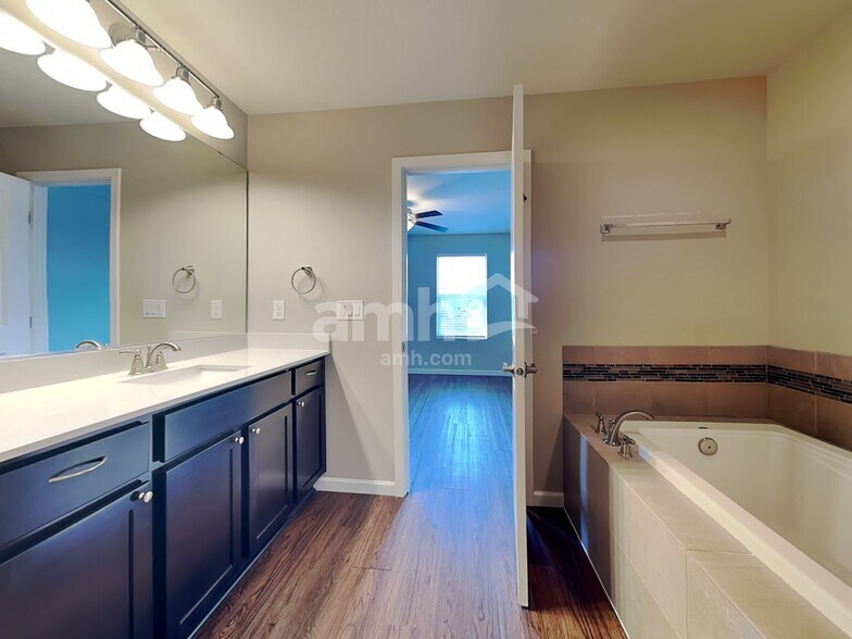 Building Photo - 945 Riggs Dr E