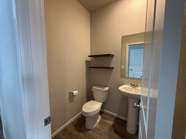 Building Photo - Beautiful 4 Bed/2.5 Bath Plus Office with ...