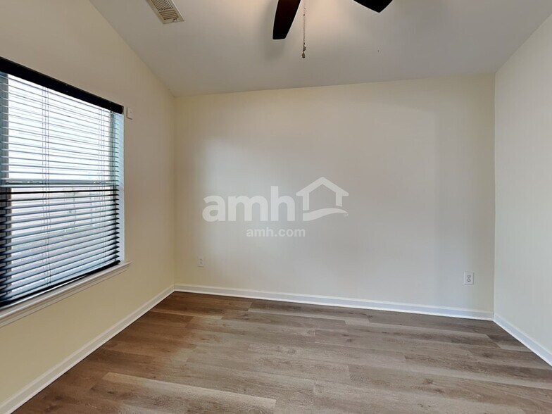 Building Photo - 70 Camden Way