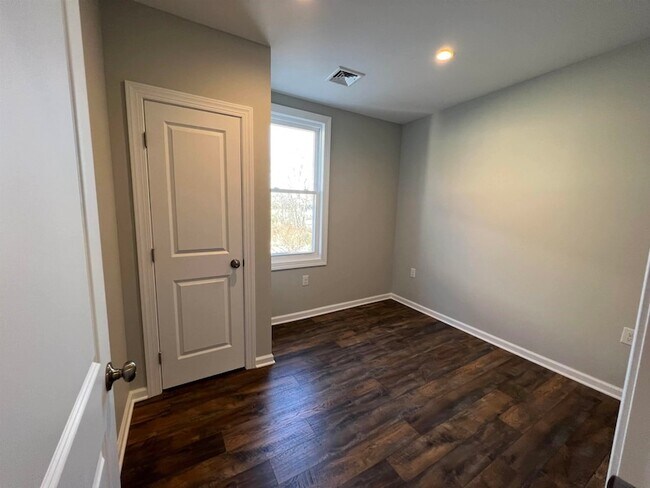 Building Photo - 440 Ave E