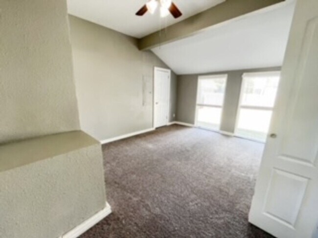 Building Photo - 3 Bedroom & 1 Bath In Paseo District (Cont...