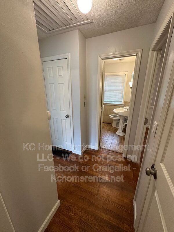 Building Photo - 10700 E 28th Terrace S