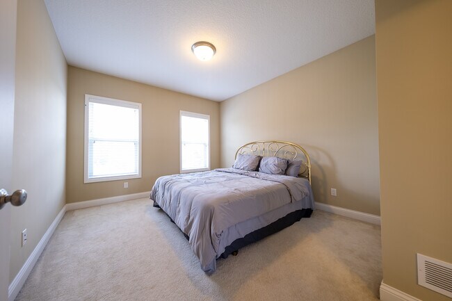 Building Photo - 727 Aster Rd