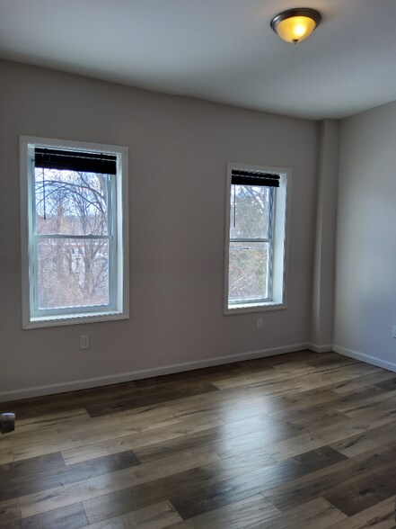 Building Photo - 28 Vineyard Ave