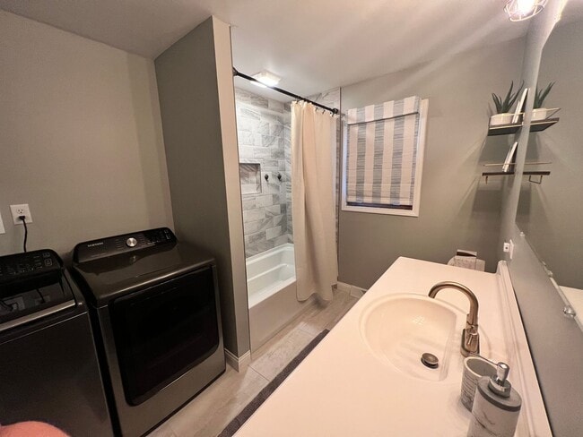 Building Photo - 3-bedroom, 1.5 bathroom, fully furnished home