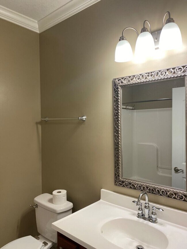 Building Photo - Coming Soon! Beautiful 3/2 with Garage and Sunroom in Johnson City, $2400, Lawn Care Included!