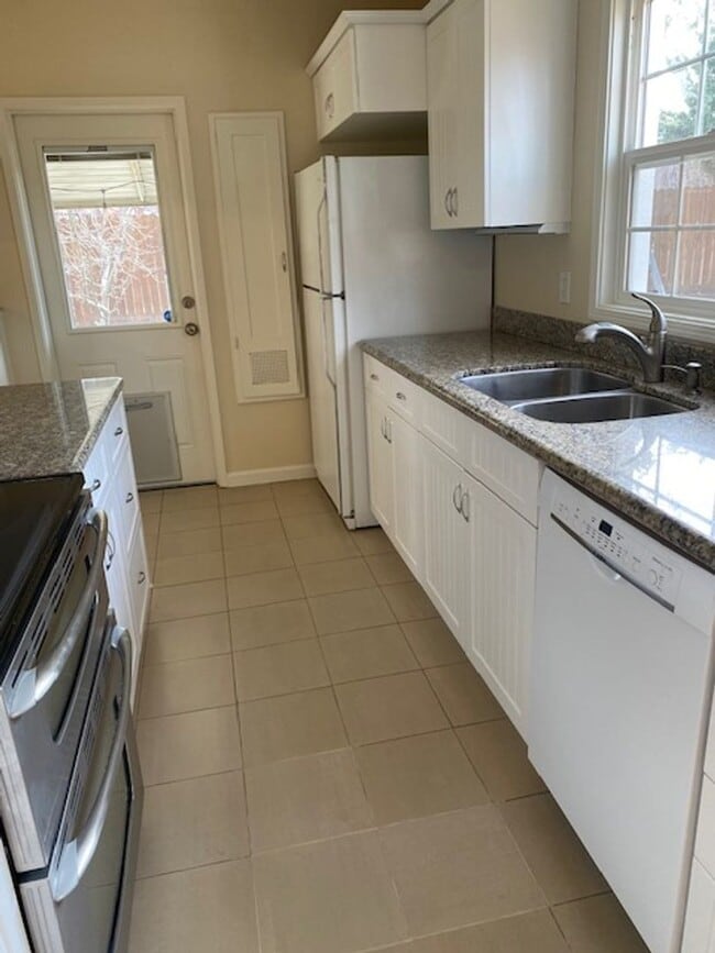 Building Photo - 2 Bedroom and 1 Bathroom Old Southwest Reno Home