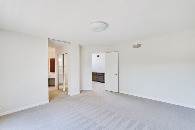 Building Photo - $8500-Mountain View  4 bedroom 3 baths in great neighborhood!
