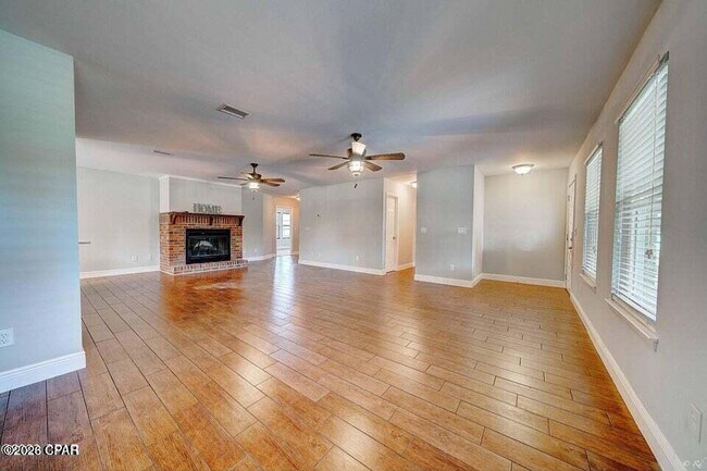 Building Photo - 350 Greenwood Cir