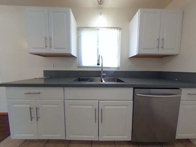 Building Photo - 7 Bedroom 4 Bath Home a hop and a skip to campus- SUPER CLOSE TO CAMPUS!