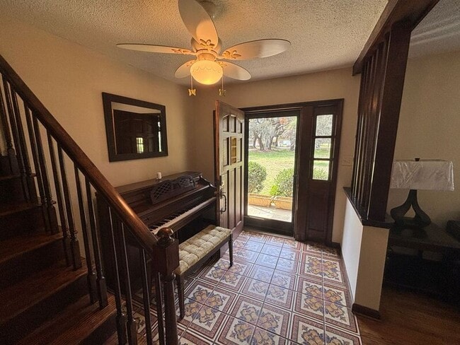 Building Photo - 720 Riverland Dr