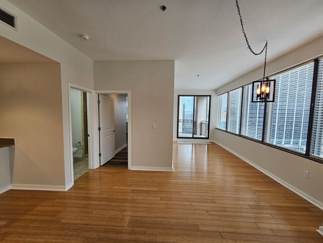 Building Photo - Downtown condo with roof top pool & concie...