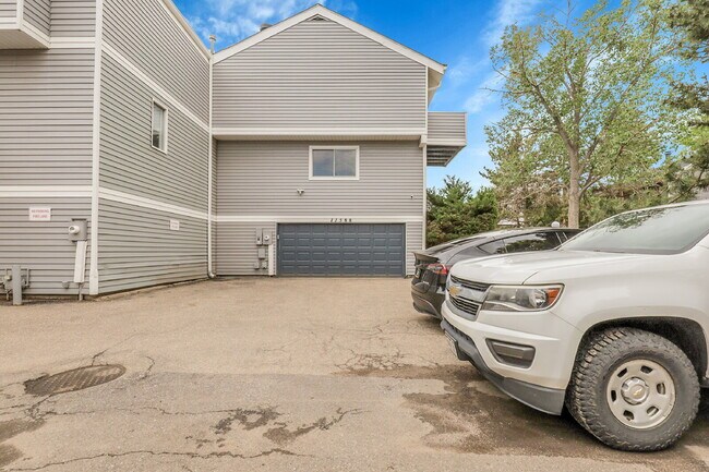 Building Photo - $2,600 - 3 Bed, 1.5 Bath Condo in Aurora w...