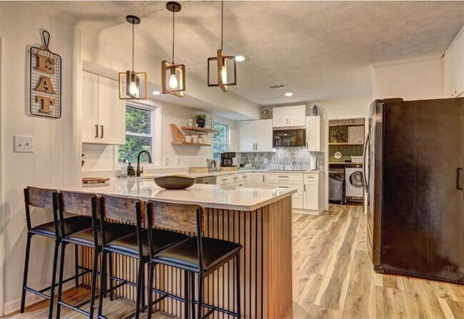 Building Photo - 457 Castleaire Dr SW