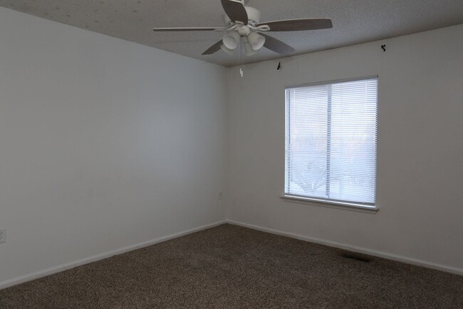 Building Photo - Spacious Townhome Available Today!